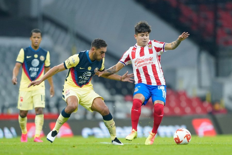 Eduardo López durante un partido con Chivas