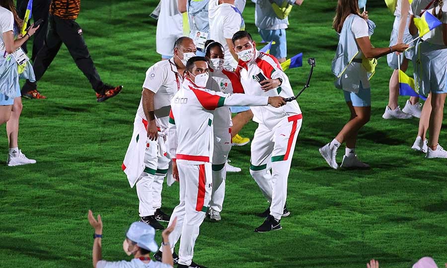 Atletas mexicanos en la ceremonia de clausura de Tokio 2020