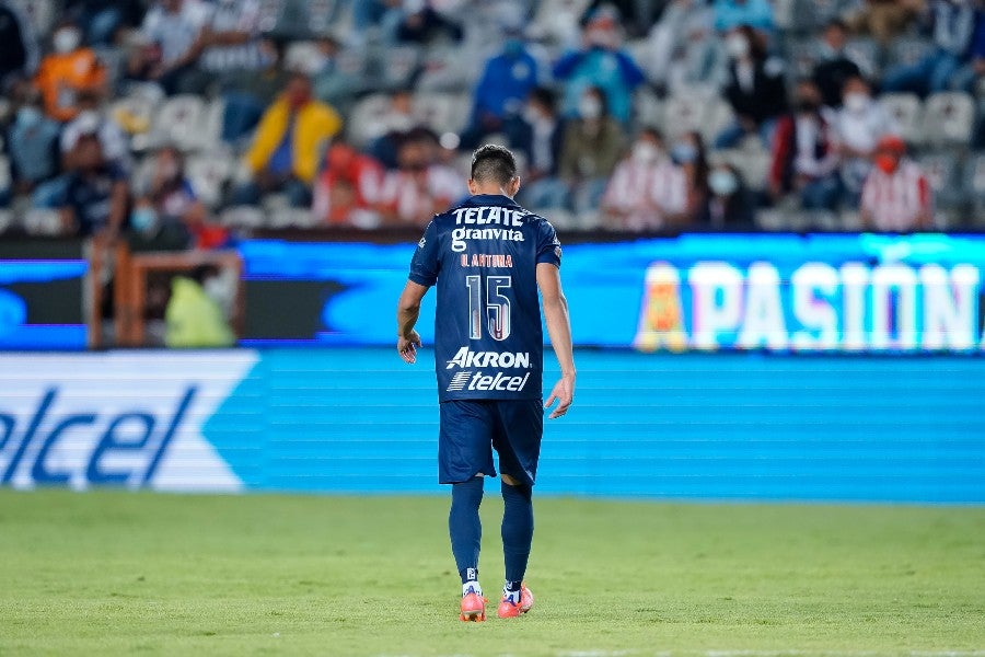 Uriel Antuna durante un partido con Chivas