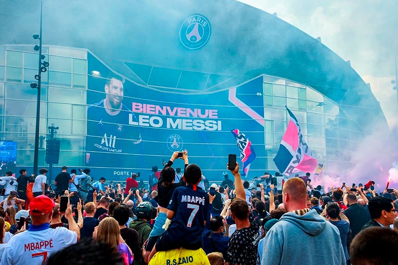 Fans festejan afuera del Parque de los Príncipes