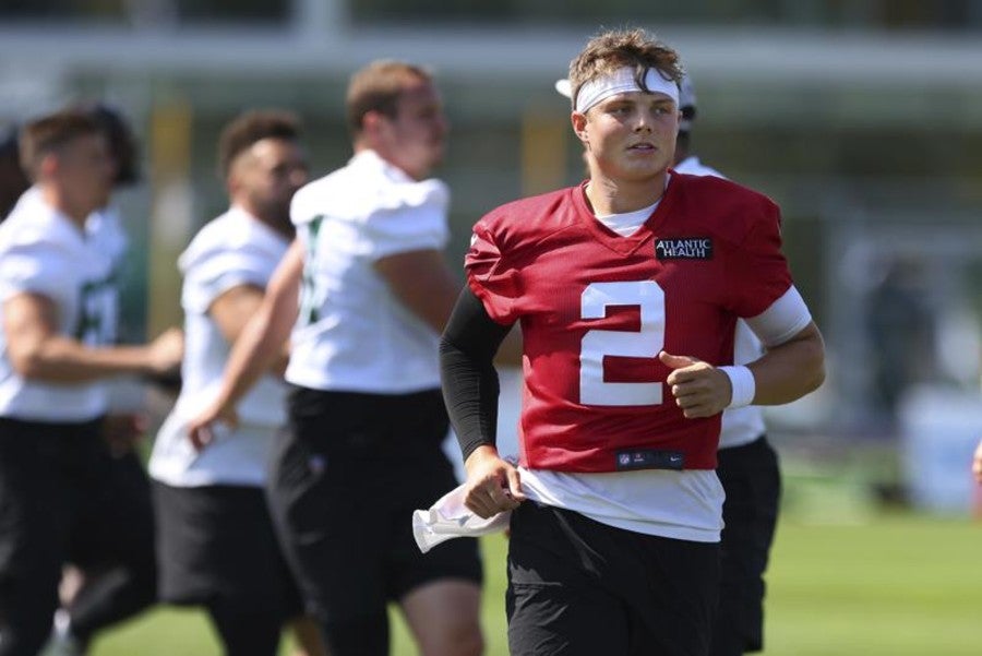 Zach Wilson durante un entrenamiento con los Jets