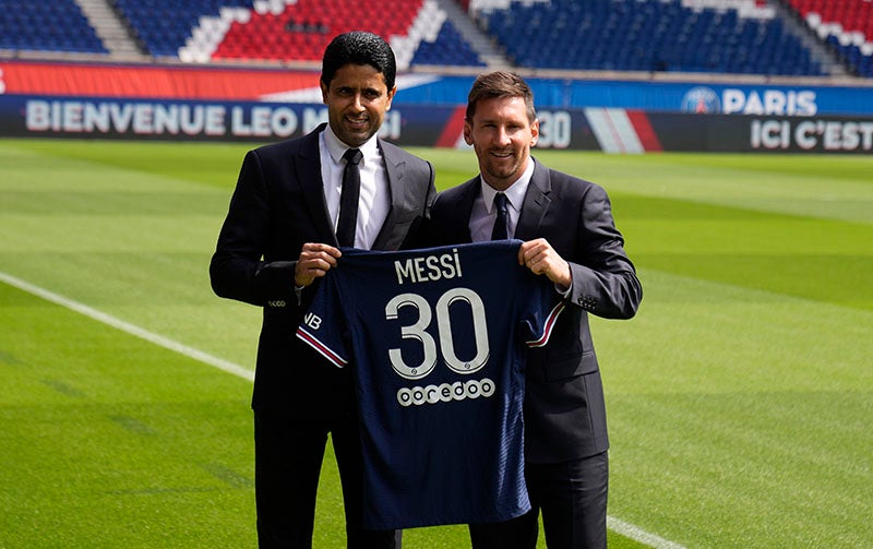 Messi y Nasser Al-Khelaifi tras el fichaje del argentino 