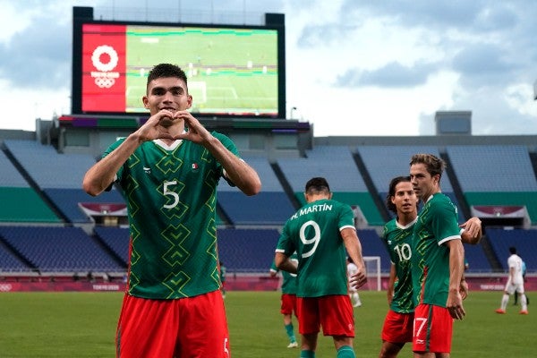 Johan Vásquez celebra gol con el Tri en los Juegos Olímpicos de Tokio 2020