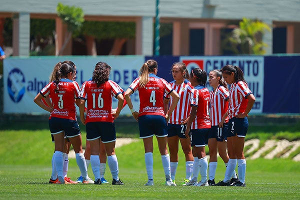 Jugadoras de Chivas en el partido ante Cruz Azul