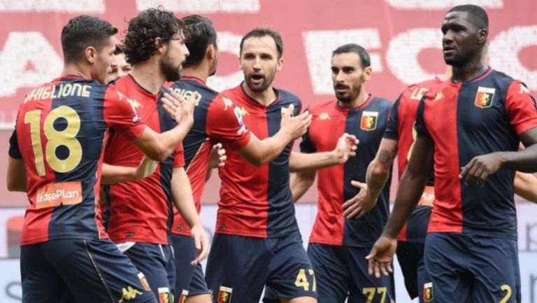 Jugadores del Genoa durante un duelo en la Serie A 