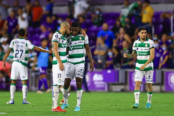 Jugadores de Santos al final del partido ante Orlando 