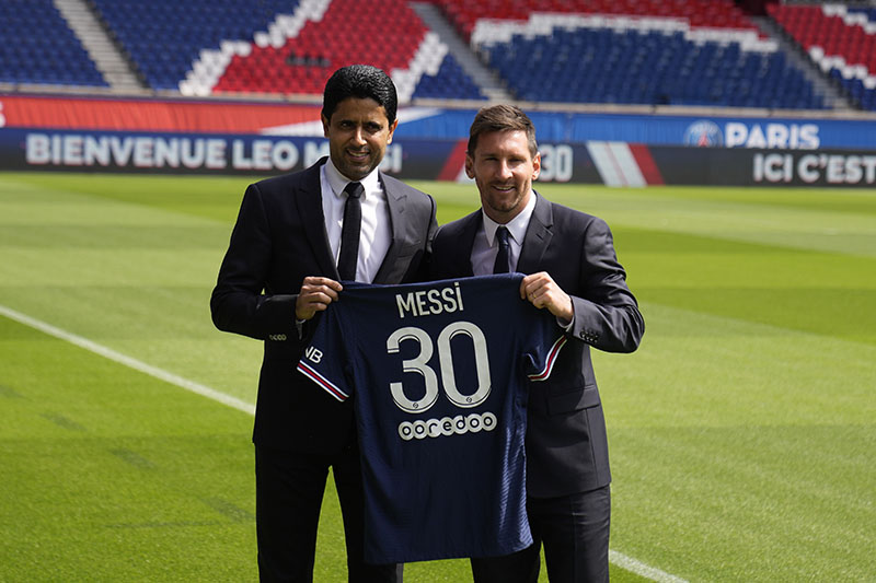 Lionel Messi y el presidente del PSG en su presentación