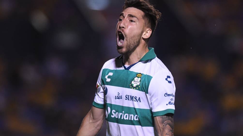Fernando Gorriarán celebrando un gol con Santos