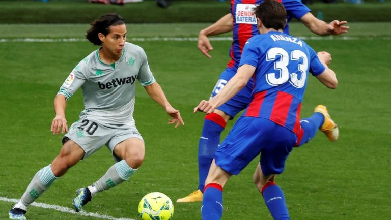 Diego Lainez en juego ante el Eibar