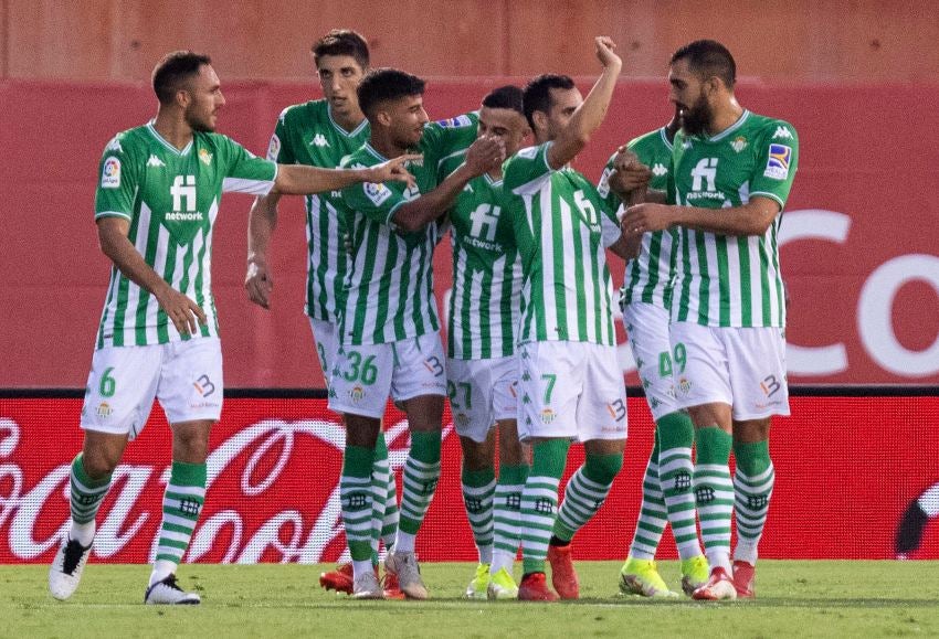 Jugadores del Real Betis festejando un gol a favor 