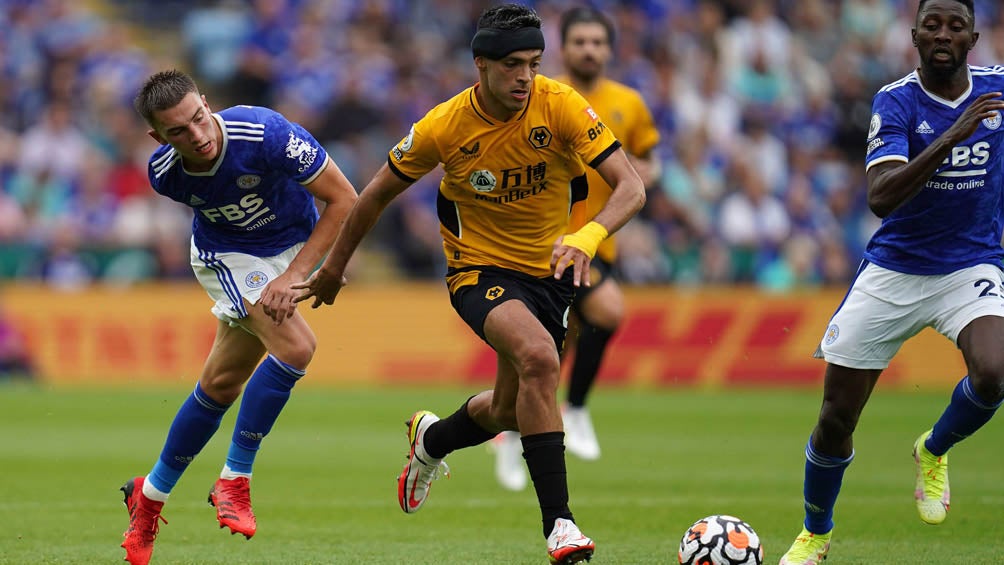 Raúl Jiménez en el duelo entre el Wolverhampton y el Leicester City