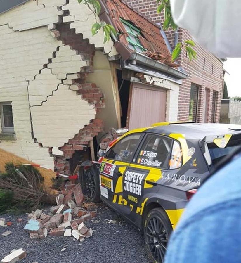 El auto se imáctó con la casa en el Rally de Bélgica