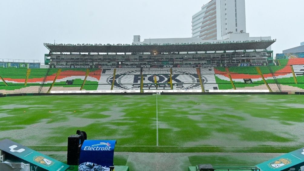 Cancha inundada del Estadio de León
