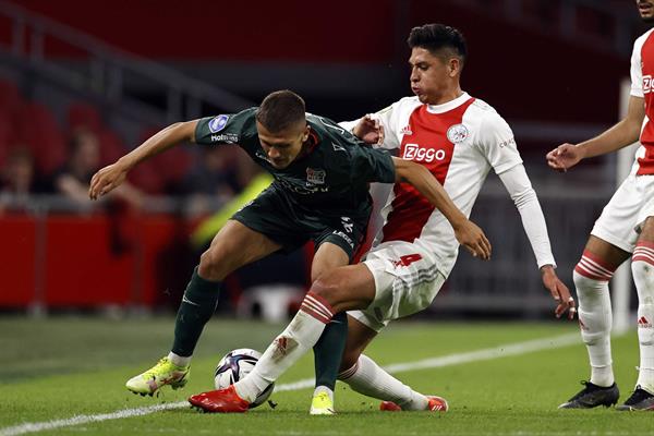 Edson Álvarez en un acción con el Ajax