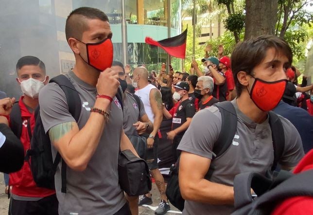 Jugadores del Atlas rumbo al Jalisco previo juego ante América