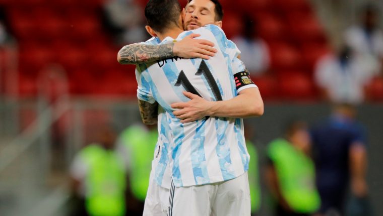 Messi y Di María festejando juntos