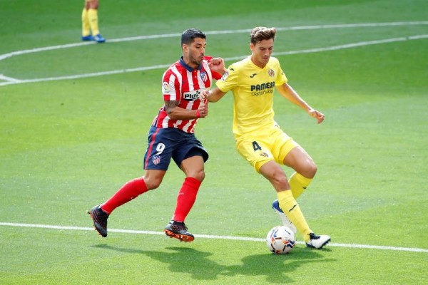 Pau Torres del Villarreal disputa el balón contra Luis Suárez del Atlético de Madrid