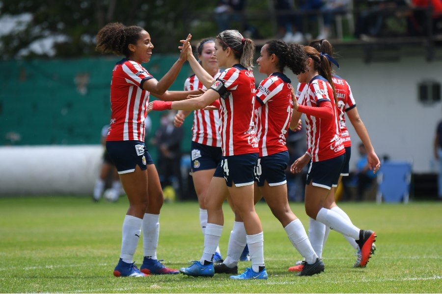 Jugadoras de Chivas celebrando un gol vs Necaxa