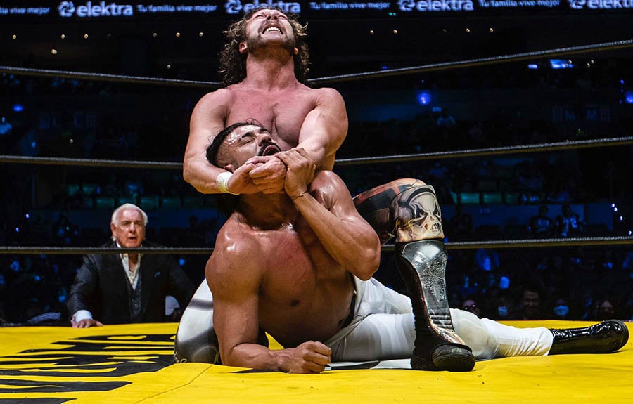 Ric Flair observa lucha de Andrade y Kenny Omega