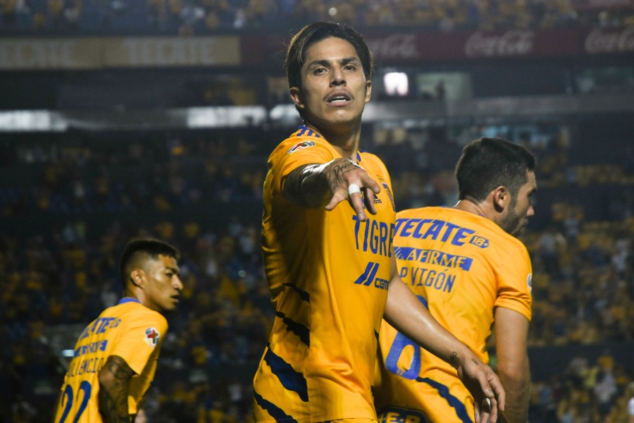 Carlos Salcedo durante un partido con Tigres