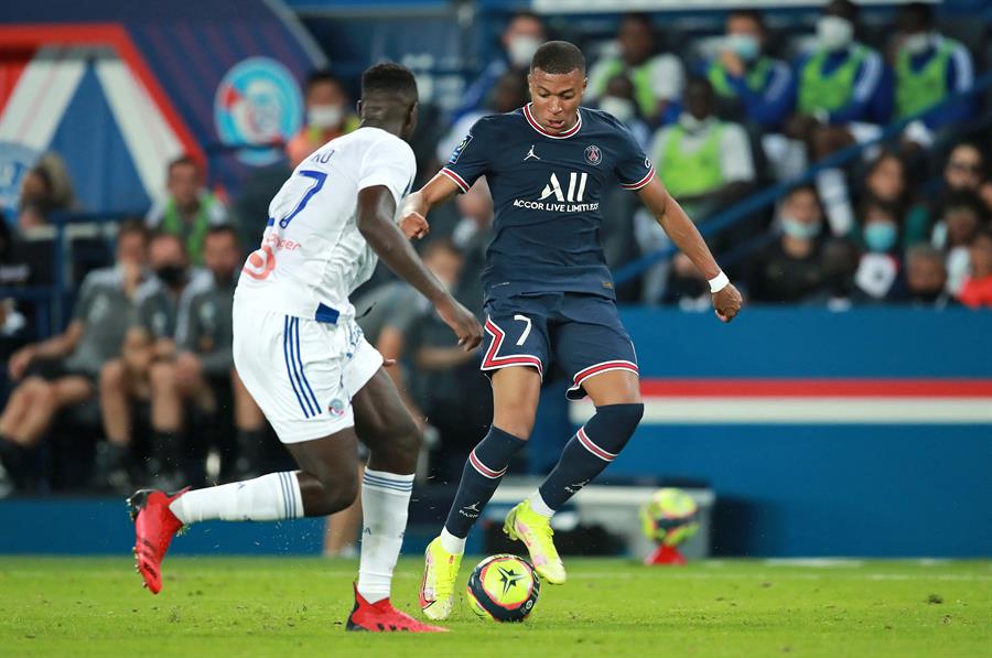 Kylian Mbappé durante un partido con el PSG