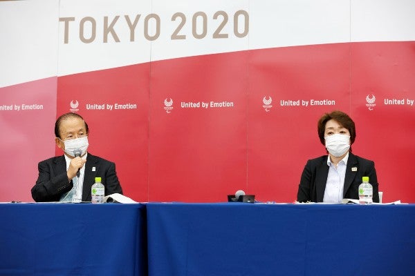 Toshiro Muto junto a Seiko Hashimoto en conferencia de prensa
