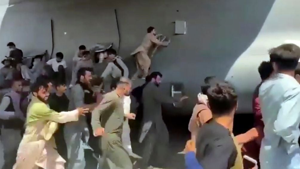 Afganos intenta subir al avión militar