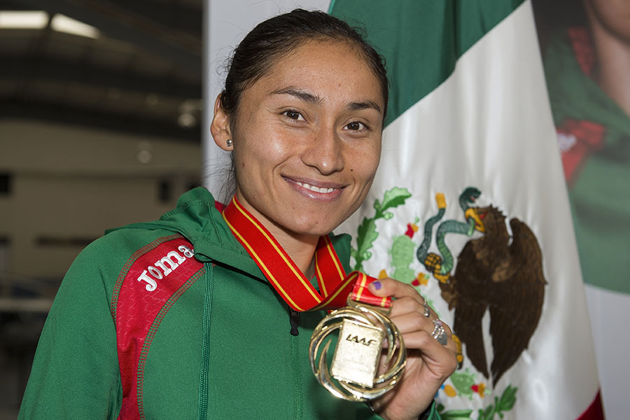 González con medalla del Mundial de Marcha