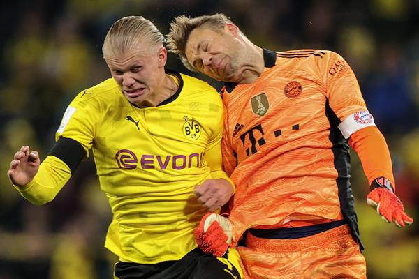 Erling Haaland y Manuel Neuer disputando el esférico