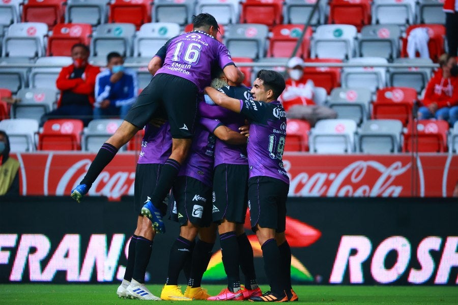 Jugadores de Mazatlán celebran gol vs Toluca