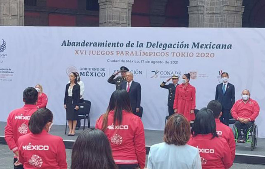AMLO abanderando a la delegación mexicana paralímpica