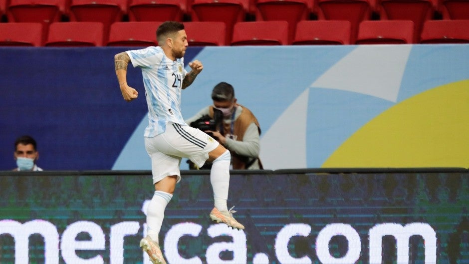 Alejandro Gómez celebrando un gol con Argentina