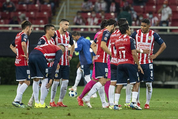 Jugadores de Chivas en el partido ante León 