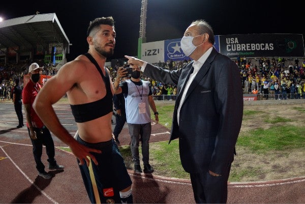 Personal de seguridad pide a Martin salir de la cancha