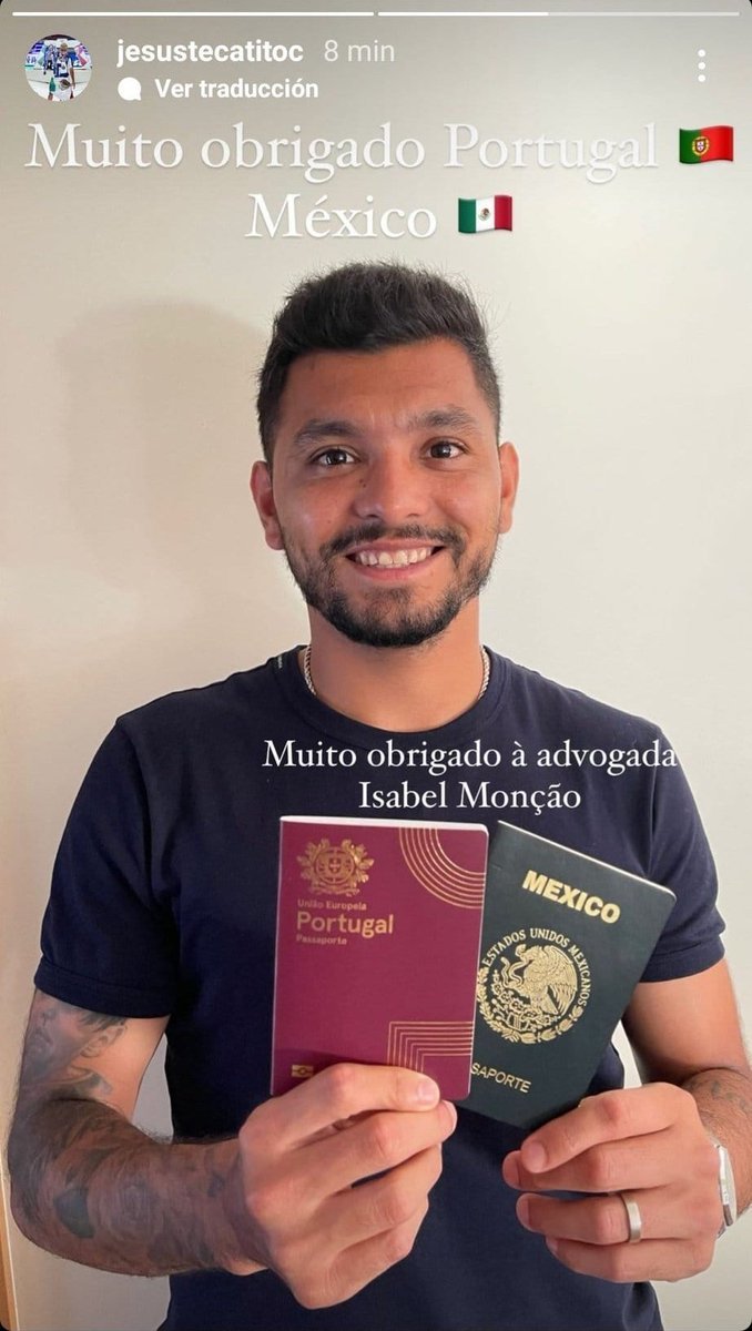 Tecatito Corona con su nuevo pasaporte portugués