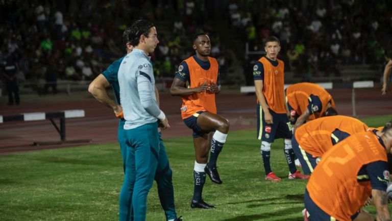 Renato Ibarra calentando durante el partido