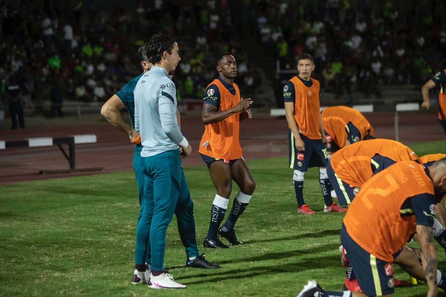 Renato Ibarra calentando durante el partido