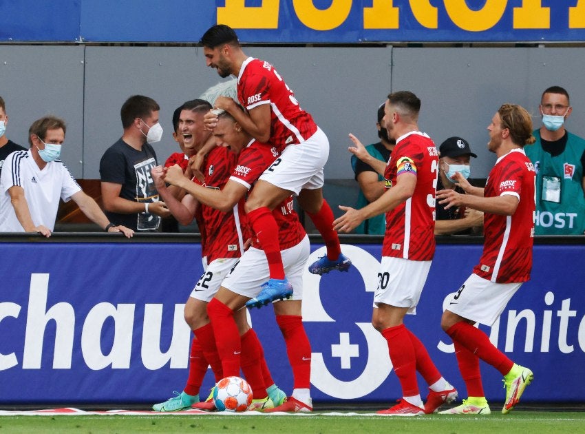 Jugadores del Friburgo festejando un gol a favor