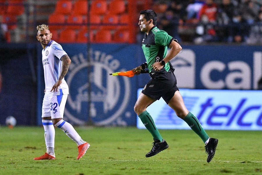 Alejandro Funk entrando al partido