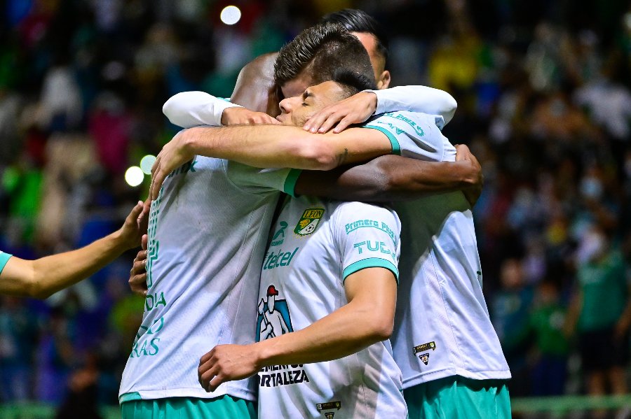 Jugadores de León celebran empate vs Santos