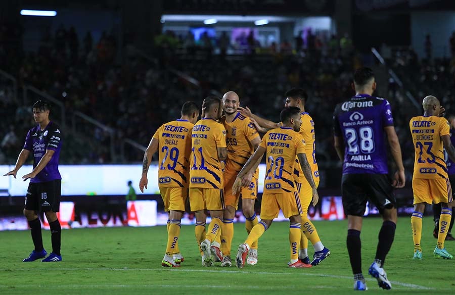 Futbolistas de Tigres celebran gol a los Cañoneros