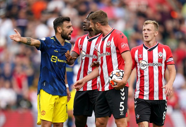 Jugadores reaccionan durante el partido del Southampton frente al Manchester United