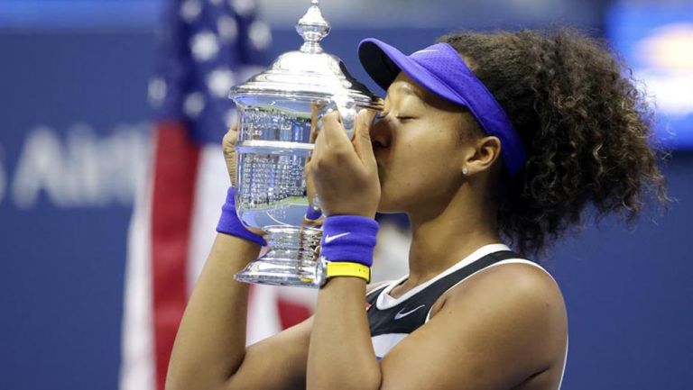 Naomi Osaka besa su trofeo