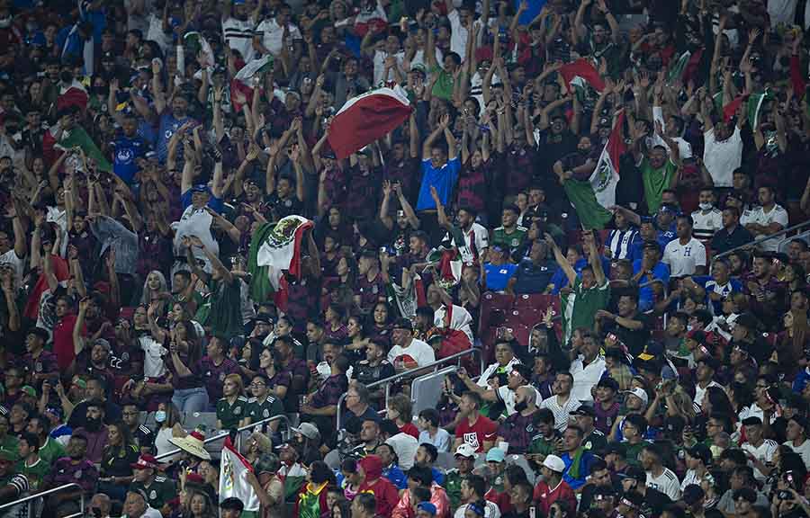Mexicanos celebran gol del Tricolor