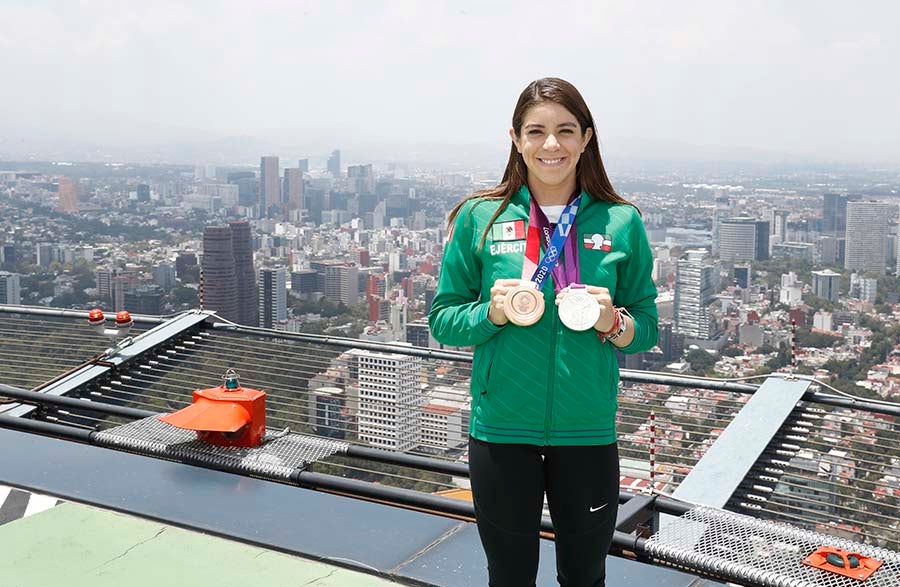 Ale Orozco posa con sus dos medallas olímpicas