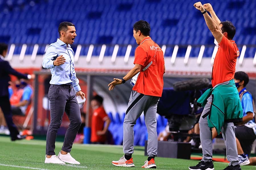 Lozano celebra gol en partido por la medalla de bronce en Tokio 2020