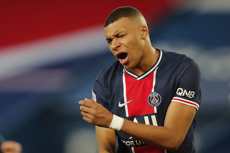 Kylian Mbappé durante un duelo con el PSG