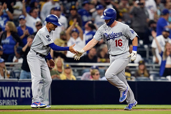 Will Smith es felicitado tras conectar su home run en Petco Park