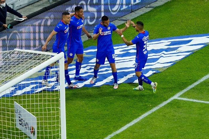 Jugadores de Cruz Azul celebrando un gol