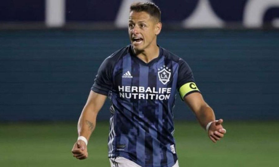 Chicharito Hernández en juego con LA Galaxy